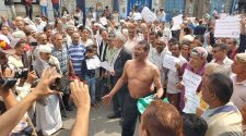 مظاهرات للموظفين الحكوميين في تعز لمطالبة الحكومة بصرف مرتباتهم مظاهرات للموظفين الحكوميين في تعز لمطالبة الحكومة بصرف مرتباتهم
