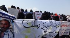 احتجاج لـأمهات المعتقلين أمام منزل وزير الداخلية في عدن تنديداً بالاعتداءات على نزلاء بير أحمد