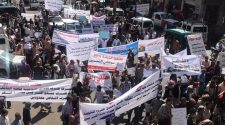 تظاهرة في تعز تطالب باقالة المفسدين ومعالجة جرحى الجيش وصرف مرتبات عمال النظافة