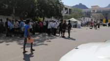 متقاعدون في الجيش والأمن يعتصمون أمام البنك المركزي وقصر معاشيق في عدن للمطالبة بصرف مرتباتهم