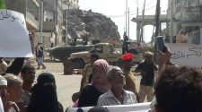 عدن.. عشرات العسكريين المتقاعدين يتظاهرون أمام معاشيق لليوم الثاني على التوالي للمطالبة بصرف مرتباتهم