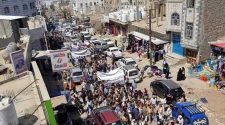 مسيرتان في تعز والتربة تطالبان برحيل المسؤولين الفاسدين