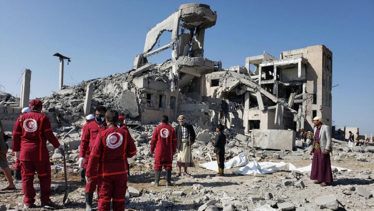 رابطة أمهات المختطفين: الحوثيون نقلوا 400 مختطفاً إلى منطقة عسكرية معرضة لقصف الطيران